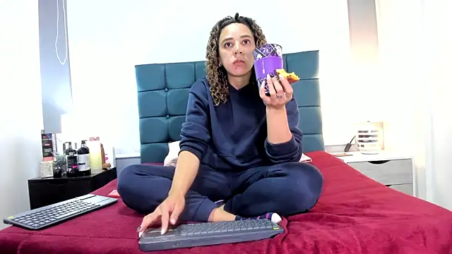 Snapshot of charlott_lens chatting on 11.18.25 charlott lens online show from 11.18.25