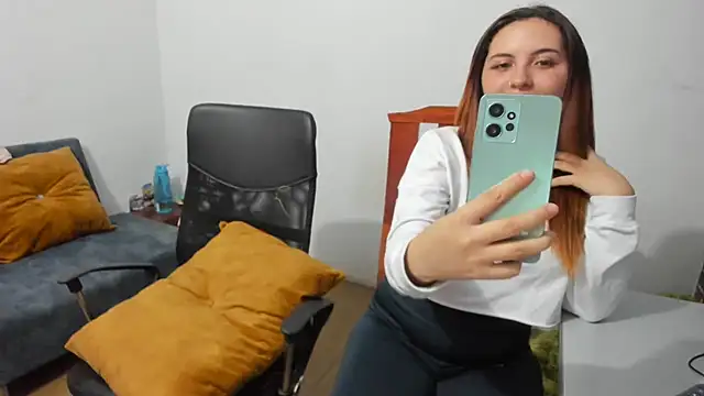 Snapshot of _girls_on_fire_ chatting on 02.14.25 girls on fire online show from 02.14.25