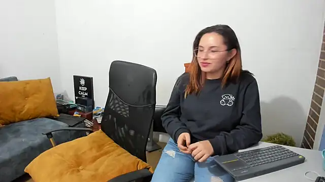 Snapshot of _girls_on_fire_ chatting on 03.01.25 girls on fire online show from 03.01.25