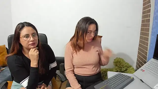 Snapshot of _girls_on_fire_ chatting on 03.06.25 girls on fire online show from 03.06.25