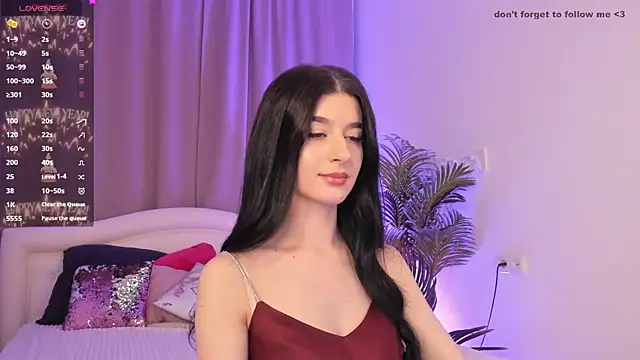 Snapshot of LauraCoy chatting on 01.04.25 LauraCoy online show from 01.04.25