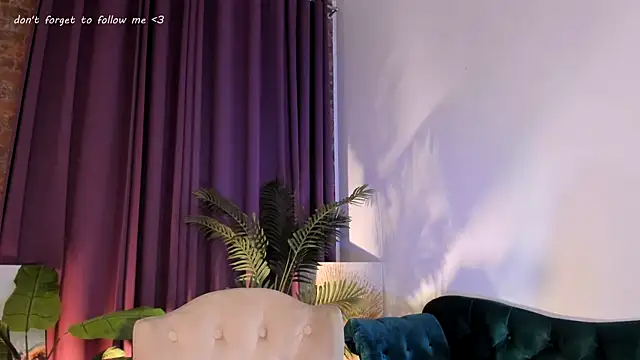 Snapshot of LauraCoy chatting on 01.30.25 LauraCoy online show from 01.30.25