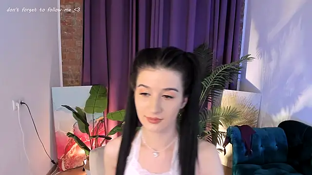 Snapshot of LauraCoy chatting on 01.30.25 LauraCoy online show from 01.30.25