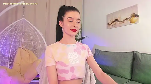 Snapshot of LauraCoy chatting on 02.04.25 LauraCoy online show from 02.04.25