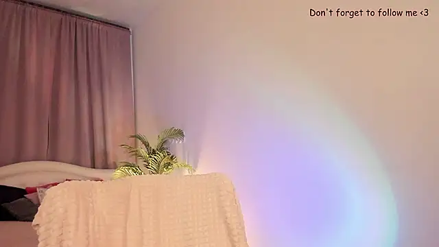 Snapshot of LauraCoy chatting on 02.06.25 LauraCoy online show from 02.06.25