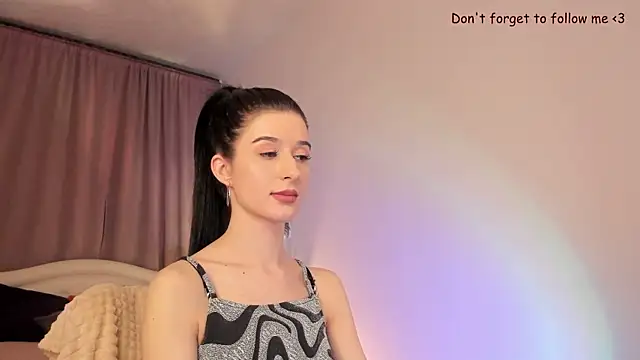 Snapshot of LauraCoy chatting on 02.06.25 LauraCoy online show from 02.06.25