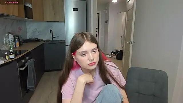 Snapshot of lil_cassie chatting on 10.09.25 lil cassie online show from 10.09.25
