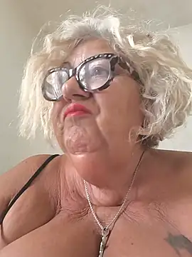 Snapshot of Merilulla chatting on 06.17.26 Merilulla online show from 06.17.26
