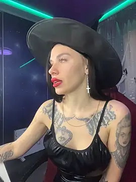 Snapshot of Queen_of_pain chatting on 10.30.25 Queen of pain online show from 10.30.25