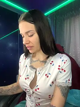 Snapshot of Queen_of_pain chatting on 11.25.25 Queen of pain online show from 11.25.25