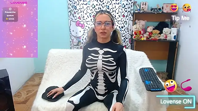 Snapshot of heidy_sweetts chatting on 10.26.25 heidy sweetts online show from 10.26.25