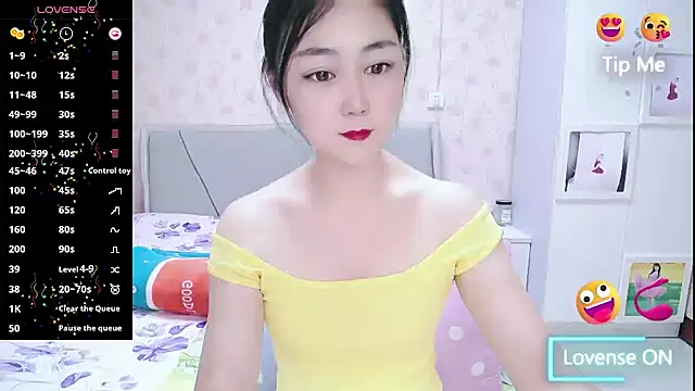 Snapshot of Elvira_baby chatting on 10.22.25 Elvira baby online show from 10.22.25