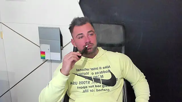 Snapshot of DuncanStone chatting on 02.05.25 DuncanStone online show from 02.05.25