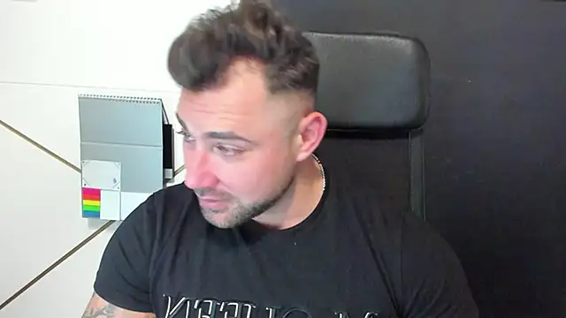 Snapshot of DuncanStone chatting on 02.08.25 DuncanStone online show from 02.08.25