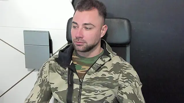 Snapshot of DuncanStone chatting on 03.08.25 DuncanStone online show from 03.08.25