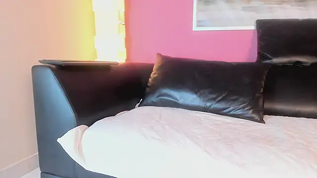 Tiffanysurez  online show from 03.20.26