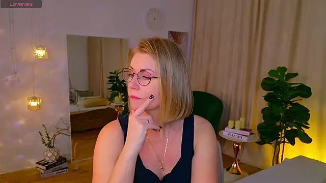 Snapshot of Annie_Light chatting on 05.18.26 Annie Light online show from 05.18.26