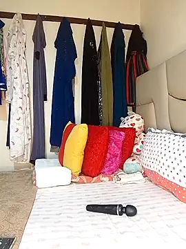 NicRaisaa online show from 02.18.25