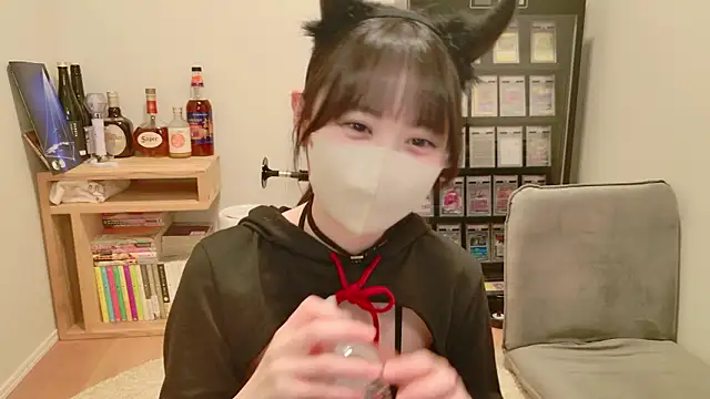 Snapshot of HIKARI_x0 chatting on 04.28.26 HIKARI x0 online show from 04.28.26
