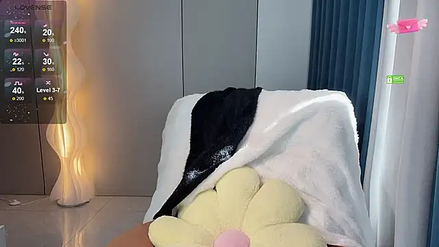 Snapshot of Mandy-- chatting on 11.28.25 Mandy-- online show from 11.28.25