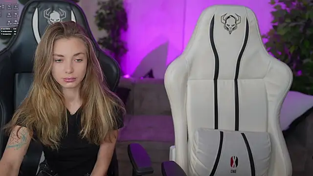 Snapshot of Kisasolo chatting on 09.13.25 Kisasolo online show from 09.13.25