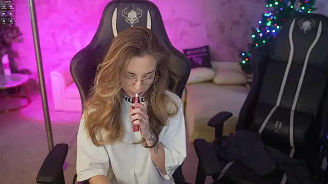 Snapshot of Kisasolo chatting on 12.17.25 Kisasolo online show from 12.17.25