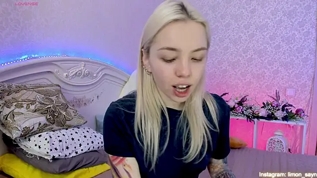 LillyMoure  online show from 03.17.25