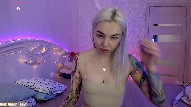 LillyMoure  online show from 10.04.25