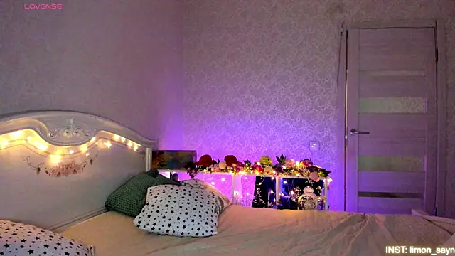 Snapshot of LillyMoure_ chatting on 05.11.26 LillyMoure online show from 05.11.26
