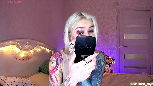 Snapshot of LillyMoure_ chatting on 05.18.26 LillyMoure online show from 05.18.26