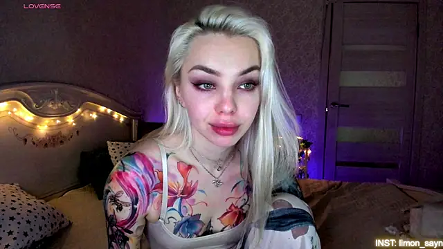 Snapshot of LillyMoure_ chatting on 05.28.26 LillyMoure online show from 05.28.26