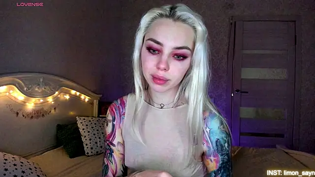 Snapshot of LillyMoure_ chatting on 05.29.26 LillyMoure online show from 05.29.26