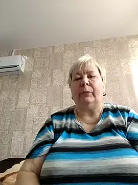 Snapshot of EffectFiona chatting on 02.16.25 EffectFiona online show from 02.16.25