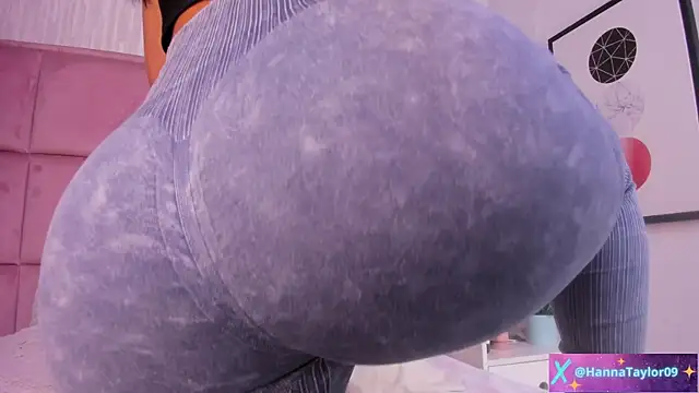 Snapshot of HannaTaylor chatting on 11.14.25 HannaTaylor online show from 11.14.25