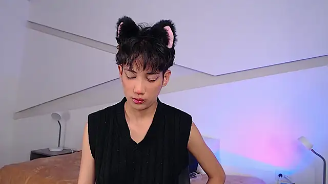 hot little bunny online show from 02.08.25