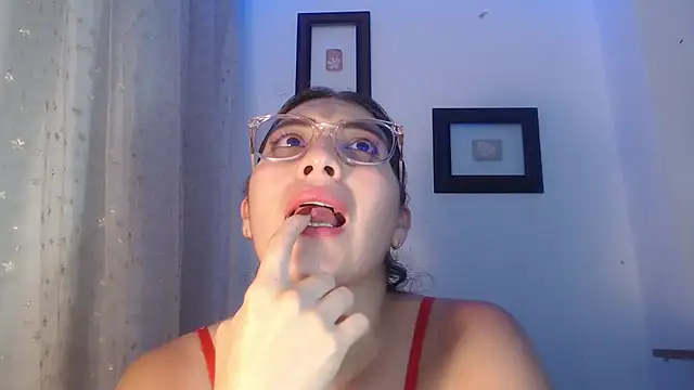 Snapshot of DaMikaela_ chatting on 03.05.25 DaMikaela online show from 03.05.25