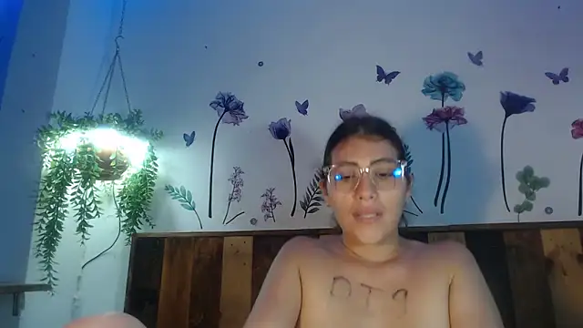 Snapshot of DaMikaela_ chatting on 03.07.25 DaMikaela online show from 03.07.25