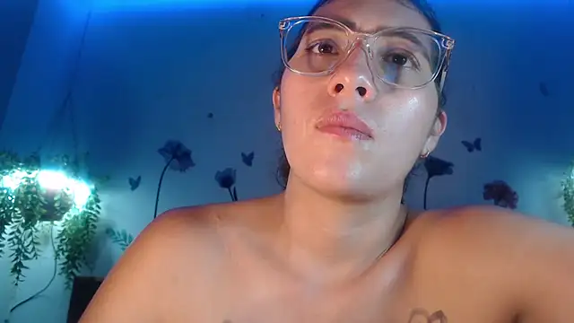Snapshot of DaMikaela_ chatting on 03.11.25 DaMikaela online show from 03.11.25