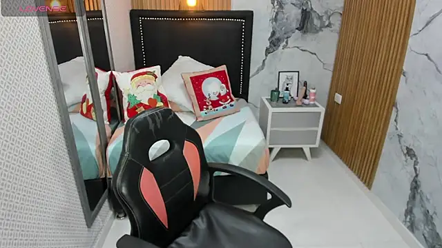 Snapshot of LORENADAVIES chatting on 11.25.25 LORENADAVIES online show from 11.25.25