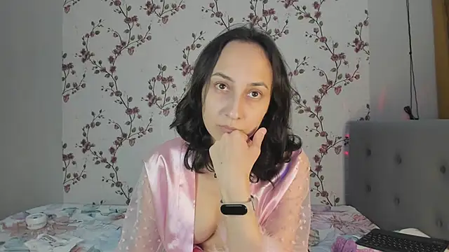 Snapshot of Alisagold90 chatting on 02.06.25 Alisagold90 online show from 02.06.25