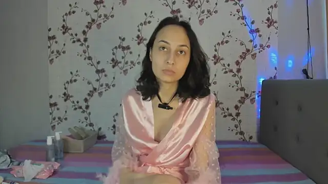 Snapshot of Alisagold90 chatting on 02.14.25 Alisagold90 online show from 02.14.25