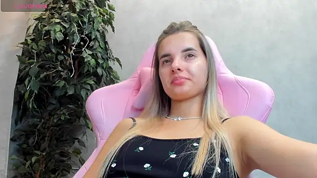 Snapshot of Donna_Evans chatting on 03.18.25 Donna Evans online show from 03.18.25