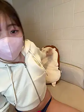 Snapshot of SUZU_ chatting on 04.18.26 SUZU online show from 04.18.26