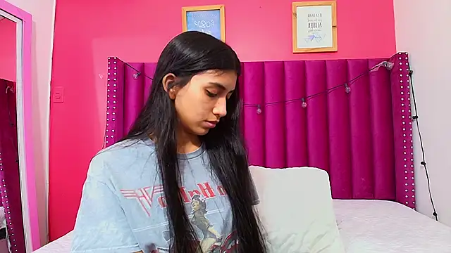 littlee emilyy  online show from 01.22.25