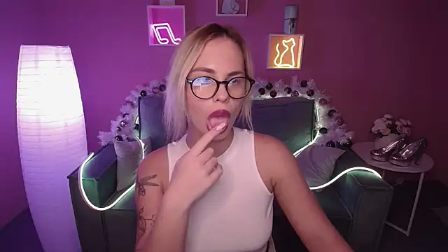 Snapshot of RikaRaily chatting on 12.19.24 RikaRaily online show from 12.19.24