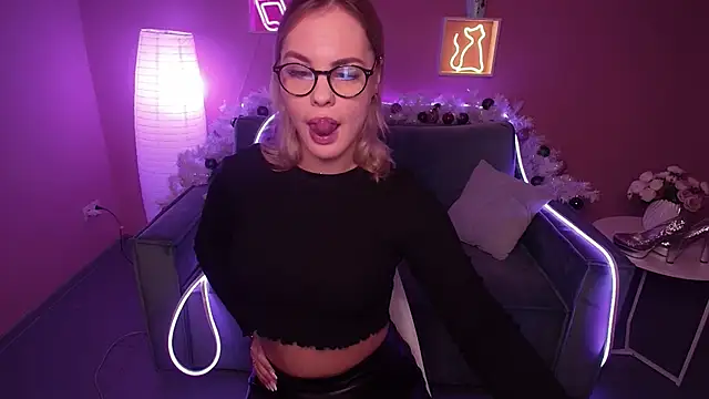 Snapshot of RikaRaily chatting on 01.17.25 RikaRaily online show from 01.17.25