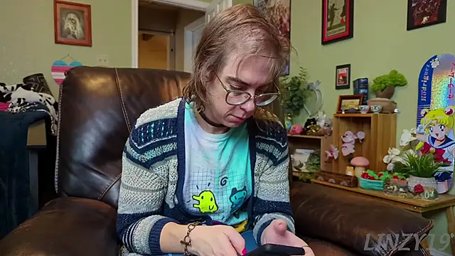 Snapshot of Linzy_19 chatting on 01.28.25 Linzy 19 online show from 01.28.25