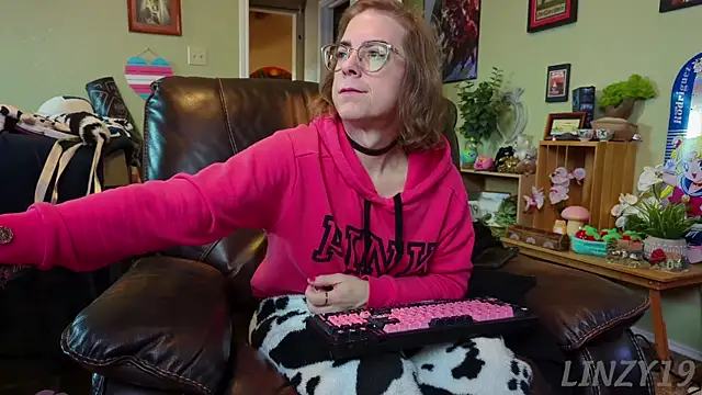 Snapshot of Linzy_19 chatting on 01.29.25 Linzy 19 online show from 01.29.25