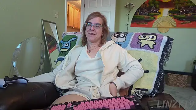 Snapshot of Linzy_19 chatting on 09.22.25 Linzy 19 online show from 09.22.25