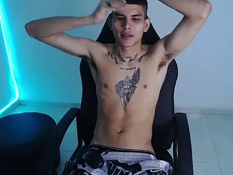 Snapshot of hot_king20 chatting on 12.15.25 hot king20 online show from 12.15.25